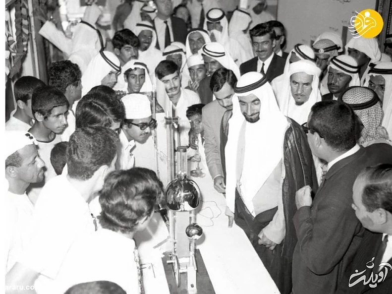 شیخ زاید بن سلطان در یک نمایشگاه سالانه مدارس در ابوظبی